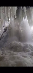 LES CASCADES GÈLENT SUR L’AUBRAC... La cascade du Deroc en grande partie gelée à Nasbinals ￼(Lozère–France) ￼sur l’Aubrac. ￼Merci à Florian Azt de nous avoir fait parvenir cette vidéo. | La Place du Village