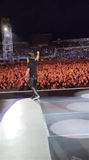 89K views · 2.7K reactions | Last night gig #southamerica tour 2022 #colombia #bogota  #estadioelcampin Slash #Slash #gunsnroses  Meegan ©️ | Slash Addict | Facebook