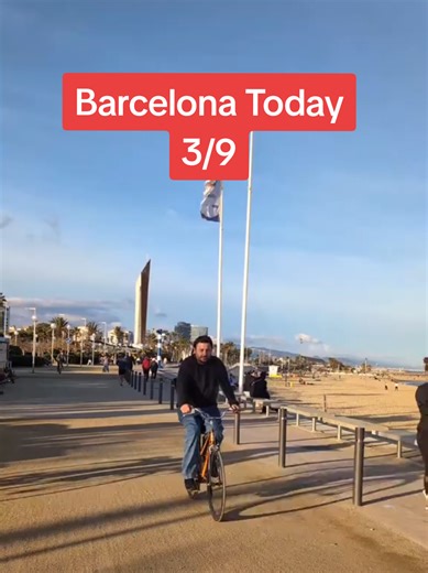 The perfect weather for long walks | barcelona