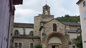 Avec son abbaye millénaire, ce joyau médiéval d’Auvergne figure parmi les "Plus beaux villages de France"