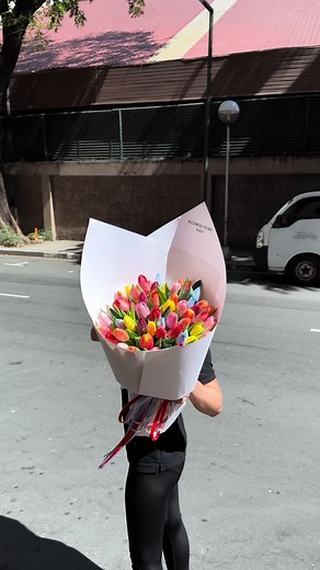 This “Candy Tulip” bouquet is pure joy at first sight! Bright colors, sweet vibes—because every day deserves a celebration. #manilaflower #flowerdelivey #tulips