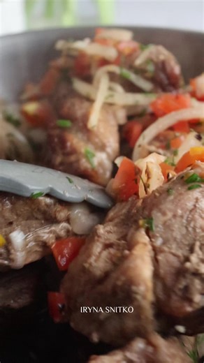 Juicy Pork in Beer Marinade 🍖 Ingredients: • pork • spices to taste (khmeli-suneli, paprika, smoked paprika, black pepper) • dark beer • tomatoes • onion • chili pepper • dill or parsley • lemon juice (optional) Instructions: 1️⃣ Season the meat well with spices. 2️⃣ Pour dark beer over the meat, cover with plastic wrap, and leave to marinate for at least 2 hours. 3️⃣ Place the meat in a baking dish and bake at 180°C (350°F) for about 35–40 minutes. 4️⃣ While the meat is cooking, chop the onion