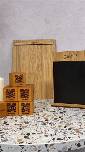 @cafe.nectar.morzine a fait son choix ☕️✨ Un trio qui mixe praticité style 🧊 Cube QR Code mini Compact, stable, ultra visible : le scan est immédiat et le QR reste toujours bien en place. 📄 Menu vissé A4 Le format parfait pour une carte claire et premium : pages bien maintenues, rendu net, et une présentation qui tient dans le temps. 🖤 Ardoise sur pied Idéale pour mettre en avant les infos qui comptent : suggestion du jour, formule, horaires, message d’accueil… le tout avec une vraie présence