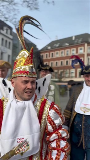 Lukas 1. on Instagram: "Werbung - Ass im Ärmel Wenn unser Bus durch Oche rollt, läuft immer der Countdown ⏰ und in die Aseag steigen wir jederzeit gerne ein. Aseag ist der starke Partner an unserer Seite. Und die @dieaseag sucht Verstärkung. Also schaut doch mal, welche Stellen offen sind. Wir erwarten wohl, dass ihr dann lautstark „was sagt die Uhr?“ singt! 😜"