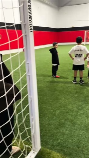 As a former physical education teacher, I know kids learn best when they’re supported at home. The same applies to the concepts we teach at Elite Speed Academy. We break down the science of movement, and some of that information can be complex. That’s why having parents involved is so valuable. When parents learn alongside their athletes, they can reinforce those lessons at home. More support means better progress—and ultimately, better performance. #family #familyfirst #sprintmechanics | Elite 