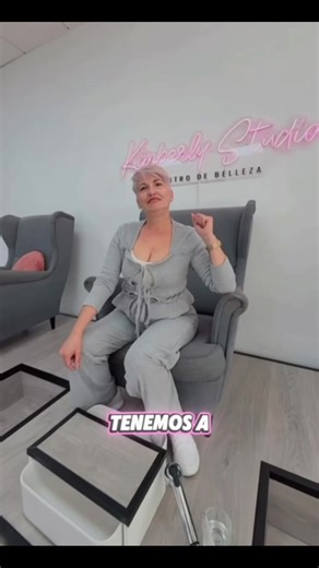 Rosy contándonos su experiencia en Kimberly•Studio Gracias Rosy !! Eres encantadora 💕. #paratí #nailsalon #clientas