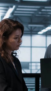 Veri merkezinde dizüstü bilgisayar kullanan, sunucu sanallaştırmasını yöneten, komut dosyaları çalıştıran Dikey video Mühendisleri. Sunucu hub'ında dizüstü bilgisayarda programlama dili kullanan BT uzmanları, ağ protokollerini iyileştiriyorlar