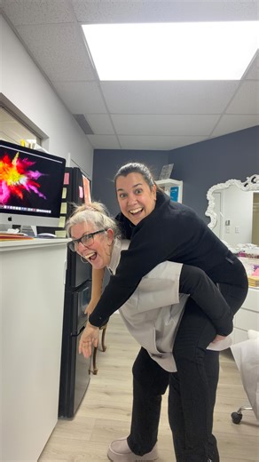 Marilyne Cloutier-Diraddo on Instagram: "Maintenant… place aux photos professionnelles avec @sosoffffff.medico.esthetique 📸😌 #humour #esthetique #photoshoot"