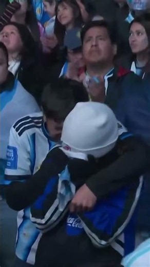 Argentina fans in tears following their World Cup defeat to Spain 💔