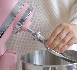 Baking crumbly, buttery and delicious shortbread cookies for your friends’ care packages and leave them on their doorstep… Isn’t that what #WorldFriendsDay is for? 😉 Check the recipe and bake your own batch of cookies now: http://ow.ly/ASu750Dhzpl | KitchenAid