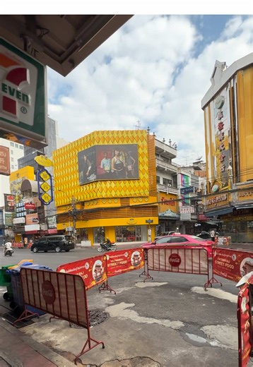 Exploring Chinatown In Bangkok Thailand 🇹🇭 🐉 🥢🧧 Bangkok got the largest Chinatown in the world so I’m walking round looking for stuff to do #Bangkok #thailand #chinatown #tourist
