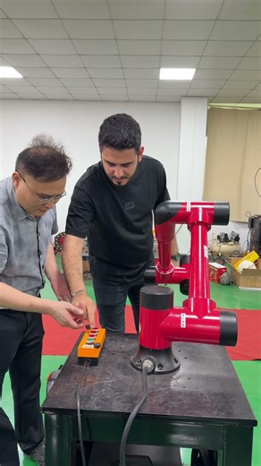 Turkish customers experience the power of collaborative robots #industrialrobots#collaborativerobots