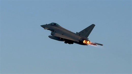 Start alarmowy (Alpha Scramble) w wykonaniu włoskich Eurofighterów F-2000A Tifone operujących z 22. Bazy Lotnictwa Taktycznego w Malborku w ramach zgrupowania zadaniowego “Task Force Air White Eagle II”. Film: Aeronautica Militare | Lotnictwo