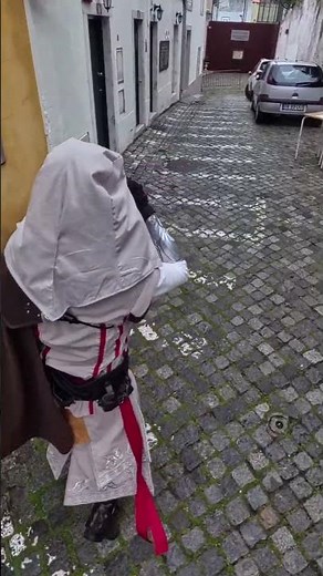 REAL-LIFE ASSASSIN?! EZIO FROM ASSASSIN’S CREED STOPS THE CITY WITH EPIC COSPLAY!