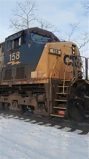 CSX UPS trailer train I020 flies through the snow with old YN2 AC #158 trailing! 2526 #shorts