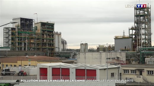 Pollution aux PFAS : près de 200 riverains de la vallée de la chimie, près de Lyon portent plainte. Près de 200 riverains de la "vallée de la chimie", au sud de Lyon, ont assigné en justice deux groupes émetteurs de polluants éternels (PFAS), réclamant plus de 36 millions d'euros en réparation de préjudices. | TF1 INFO