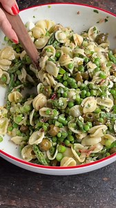 Spring Pasta Salad. Do you love a pasta salad moment? I’m obsessed with this one. It’s perfect to bring to a spring potluck, a picnic, or even to have for Easter. All the flavors meld together beautifully, and the @cagrownofficial @calripeolives are the star of the show. It’s crunchy from the pistachios and celery, bright and citrusy from the vinaigrette, and herby from the chives, mint and dill. Click the link in bio to get to the recipe. You’re going to love it. Are you an olive lover? #CAGROW