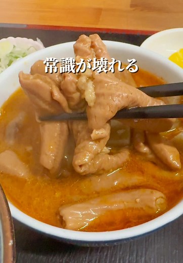 📍 永井食堂｜群馬県渋川市 ✏️ 群馬県民の胃袋をつかむ最強のもつ煮定食🍚🔥「早い・安い・うまい」がすべて詰まった食堂！ ✨ 基本情報 🗺️ 住所：群馬県渋川市上白井4477-1 ⏰ 営業時間：［平日］9:00〜17:30（L.O.17:45） ［土曜］9:00〜15:00 📅 定休日：日曜・祝日 💰 支払い方法：現金のみ 📞 予約：不可（来店順） 🚗 駐車場：あり（大型車OK） 🚻 トイレ：あり 🌟 レビュー コスパ 💰：⭐️⭐️⭐️⭐️⭐️ スピード ⚡️：⭐️⭐️⭐️⭐️⭐️ 満足度 🍲：⭐️⭐️⭐️⭐️⭐️ 📝 ひとこと感想 平日でも開店前から満車の人気店！ とろけるほど柔らかいモツと濃いめの味噌だれがご飯にベストマッチ🍚 ボリューム満点なのに驚くほど安い✨ 混雑時は“お盆を縦に置く”のが店内ルール👀 テイクアウト専用の「もつっ子」も大人気で、おみやげにもおすすめです🎁 #永井食堂