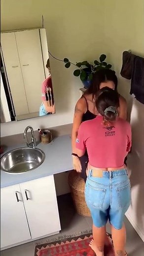 Lesbian Kissing 970