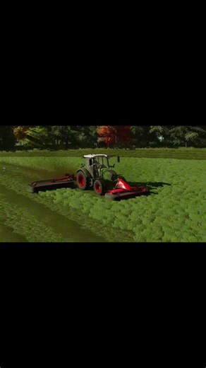 Fendt mit Front und Seitenmähwerk am mähen