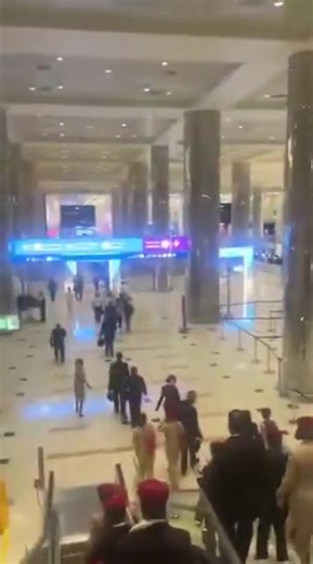 L'aéroport de Dubaï confirme : dégâts mineurs dans un hall de l'aéroport DXB (correspondant à l'image : fumée et débris dans le terminal 3), 4 employés blessés, incident rapidement maîtrisé. Tous les vols sont suspendus à DXB et à l'aéroport Al Maktoum. | Djib-Live