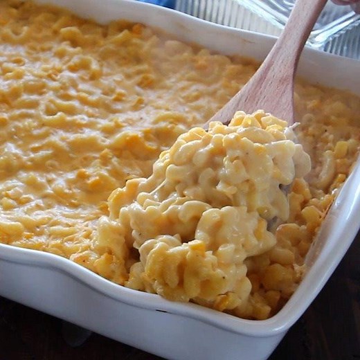 Your favorite cheesy homemade macaroni with corn! The perfect holiday side dish! 🙌 RECIPE HERE --> https://www.julieseatsandtreats.com/creamy-corn-macaroni-and-cheese-casserole/ | Julie's Eats & Treats - Easy, Family Friendly Recipes