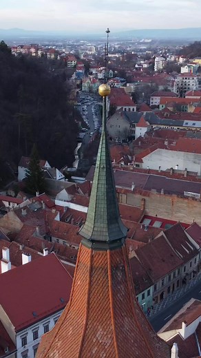 Brașovul oferă o combinație de istorie, cultură și peisaje naturale impresionante, ceea ce îl face o destinație turistică populară și atrăgătoare! 🇷🇴 Visit Brasov Romania | Visit Brasov Romania