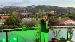 690K views · 10K reactions | Vous souvenez-vous du violoniste Alexandre Shirinyan ? Il nous a accompagnés au début du confinement depuis son balcon marseillais... Il est de retour avec une reprise de "Con Te Partiro". Un grand merci à lui  | La Provence | Facebook