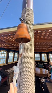 Piracka przygoda w Sopocie ⛵️ Lubice takie rejsy? Statek "Pirat" to charakterystyczny element krajobrazu przy sopockim molo .🏴‍☠️ Rejs trwa 40 minut, ale w tym czasie można zobaczyć Zatokę Gdańską z innej perspektywy – od plaż Sopotu i Brzeźna, przez klif w Orłowie, aż po żaglówki ścigające się na horyzoncie. Dla dzieci to namiastka morskiej przygody, a dla dorosłych – spokojny moment, by oderwać się od zgiełku plaży.🤭 🎟 Bilety: normalny – 70 zł ulgowy – 60 zł rodzinny (2 dorosłych 2 dzieci) 