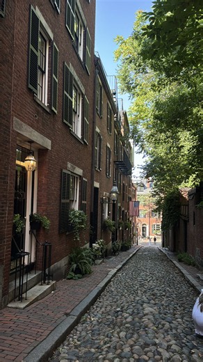 And on one of the most touristy streets in Boston 🤩#boston #mediaday #googlemaps #acornstreet