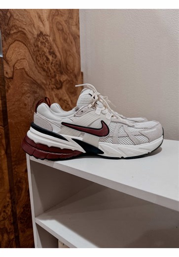 my teacher outfit of the day ✌🏽 top: @Banana Republic pants: @Old Navy Official shoes: @Nike #teacherlife #teacherootd #ootd #outfitoftheday #teacheroutfit