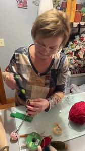 86K views · 2.1K reactions | Grab a pack of plastic Christmas bulbs from Hobby Lobby, some yarn, and scotch double face tape to make these beautiful decorative Christmas bulbs!殺殺殺 | The Crafty Decorator | Facebook