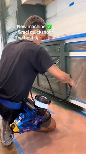 Travis Collins on Instagram: "How awesome is this Ultra Quickshot!? Compact cordless fine finishing. Hang it off your belt and get those angles laid down. Excellent demonstration shared by @luis_g1661 over on Tikkytok. @100barra_ Price in North America: $1,399 [Link in BIO] On-Demand Precision Flow-Control System- Easily dial-in to your desired pressure from 100-2,000 psi 6 ft Flexible Hose For Full Reach & Easy Hose Management-easily prime and change colors- hose holds 1 oz of coating QuickShot