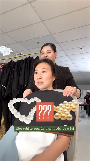 DO THE COLOR OF PEARLS REALLY MATTER? Pearls are an investment—make sure to choose the one that truly complements you! You might think all pearls are the same… but each one has its own undertones that can change the way your skin glows and the overall vibe you give off. Some pearls make you shine effortlessly, while others… not so much. Here’s a tip so you don’t get the wrong pearls: Summer: summer pink, white, light grey Winter: white, black, dark grey Spring: peach, sage green Autumn: chocolat