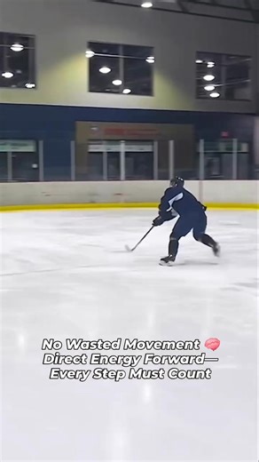 🎥 Master Your First 3 Steps: Build Explosive Acceleration 🚀⛸️ In hockey, the race to the puck is often won in your first three steps. If you're not explosive off the line, you're already playing catch-up. This drill breaks down the key technique elements that separate the fastest players from the rest: ✅ 45° toe angle – Toes out to maximize push-off power ✅ Forward body lean – Chest over knees to drive momentum ✅ Full extension, low recovery – Long push, quick reset ✅ No wasted movement – Dire