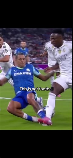 Scénario Répétitif de l'Arbitrage dans le Football