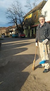 Милан Шевић – Шева. Човек који је поранио и узео ствар у своје руке. Решен да среди центар Страгара, да побрише ризлу и прашину, покупи смеће и све уредно спакује у контејнер. Не зато што је морао, већ зато што му је стало. Далеко су још „Дани шљива“ у Страгарима — они дани када се варошица сређује од стране надлежних. А дотле, неко не чека. Шева је мађионичар, кловн, Деда Мраз и још много животних улога. Али пре свега — човек који показује да се ред почиње од себе. Велико БРАВО. | Opstina Strag