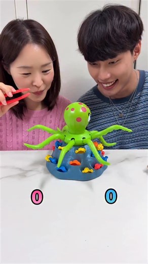보드게임 꾸미플레이ㅣMinjoo Kim on Instagram: "문어가 참 예민하네 😂🐙 ☑Game: #졸리옥토퍼스 #JollyOctopus ☑Player: 2-4 ✅ 게임방법 1. 움직이는 문어를 건들이지 않으며 내 색상 꽃게 집기 2. 건들여서 문어가 웃으면 상대방 턴 3. 먼저 내 색상 꽃게 다 모으면 승리🦀 The octopus is so touchy 😂🐙 ✅ How to Play 1. Grab your colored crabs without touching the moving octopus. 2. If it giggles, your turn ends. 3. Collect all your crabs first to win! 🦀 - #보드게임 #보드게임추천 #boardgame #tabletopgames #boardgames"