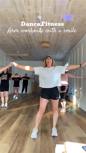 Who love making their arm workouts more fun ???? 🙋🏼‍♀️ #dancefitness #workout #funworkoutvibes #funnforyou #fitnesschallenge