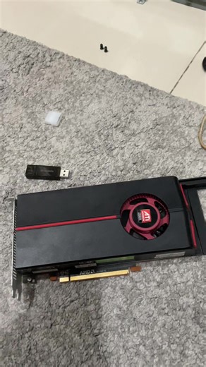 Baru aja kedatangan vga yang akan dipasang di build retro pc saya HD 5770 dan ini adalah vga copotan mac jaman dulu 😃ukurannya besar banget kaya vga triple fan sekarang. #pcgamer #retrogaming #komputer #amd #rakitpc