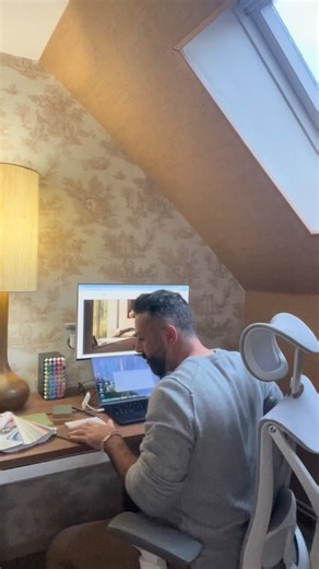 Travailler dans de bonnes conditions, ça change tout. J’utilise désormais deux éléments essentiels dans mon espace de travail : la chaise SitPro et le bureau HomePro de Desktronic. La SitPro m’a été offerte dans le cadre de cette collaboration, et honnêtement, le confort est au rendez-vous : maintien précis, vraie stabilité, et une ergonomie pensée pour ceux qui passent des heures à créer, dessiner ou concevoir. Mais le vrai game changer, c’est le bureau HomePro. Il est totalement électrique, ré