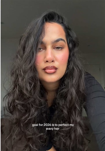 tried a new hair routine today - the waves definitely look better and more defined but I need product recommendations ⭐️ @Kérastase is my fav for hair oil !! #wavyhairtips #wavyhairtutorial #kerastase #hairtransformation #healthyhair