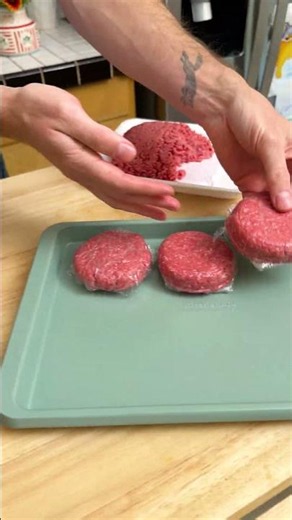 Easy way to prep burgers! 🍔 Use a large jar lid to help prep hamburger patties! #hamburger #bbq