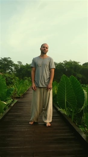 Patrick Kammerer | SEOM on Instagram: "Wenn wir aus offenen Herzen geben, passiert etwas erstaunliches: Das Universum findet Wege des Ausgleichs. Nicht immer über den Kanal, den wir uns vorstellen, das stets entsprechend der Frequenz. ✨🥰 Genau davon handelt mein neues Video & hier findest du einen kleinen Ausschnitt zur Inspiration. ❤️✨ #geben #selbstliebe #spiritualität #gesetzderanziehung #dankbarkeit"