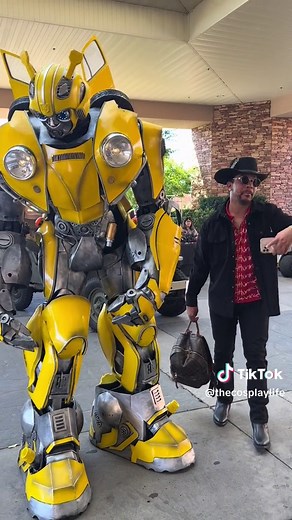 Doing meet n greets are always fun. Love seeing the smiles on everyone #bumblebee #cosplay #cosplaying #cosplayer #transformers #bumblebeecosplay