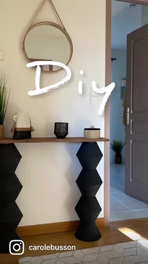 Réalisez vous-même ce meuble console design pour environ 35€ 😜. Comme vous le savez, nous sommes actuellement en train de refaire la déco du palier de l’étage et j’avais envie d’une jolie console. J’ai donc cherché mon bonheur un peu partout mais soit la profondeur était trop importante, soit le modèle ne me plaisait pas, soit elle coutait une fortune… 😏. J’ai donc décidé de trouver le moyen de faire ma propre console. Voici ce dont vous aurez besoin pour réaliser cette console : - Des saladie