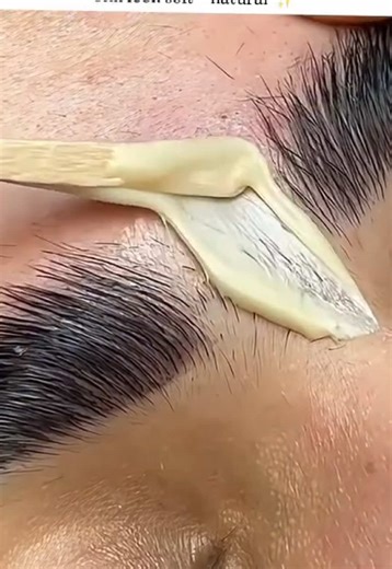 HERE ❌ is where most people go wrong when waxing brows… They take way too much from the middle and end up creating a gap that throws off the balance. For my hairier gals, I focus only on the extra hairs that actually connect, leaving just enough so the brows still look soft natural ✨ It’s about balance, not over-removal 👏 Would you have guessed this trick? 👀
