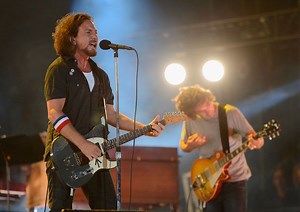 Watch Pearl Jam’s Eddie Vedder Eject Confrontational Fan in Chicago