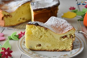 16K views · 43 reactions | Pasca cu blat de pandispan si branza de vaci nu este ceea ce se numeste o reteta de pasca traditionala. Este mai degraba o prajitura cu branza dulce si stafide, dar cred ca ar putea fi o adevarata delectare de Paste pentru toata familia. https://www.reteta-video.ro/retete/pasca-cu-blat-de-pandipan-branza-dulce-si-stafide.html | Reteta-Video | Facebook