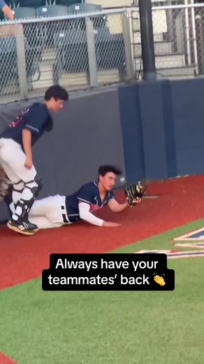 Catcher lost the ball so the third baseman came sprinting all the way in to make the grab 🔥 (via @2Dsports Baseball ⚾️) #help #team #baseball #hustle